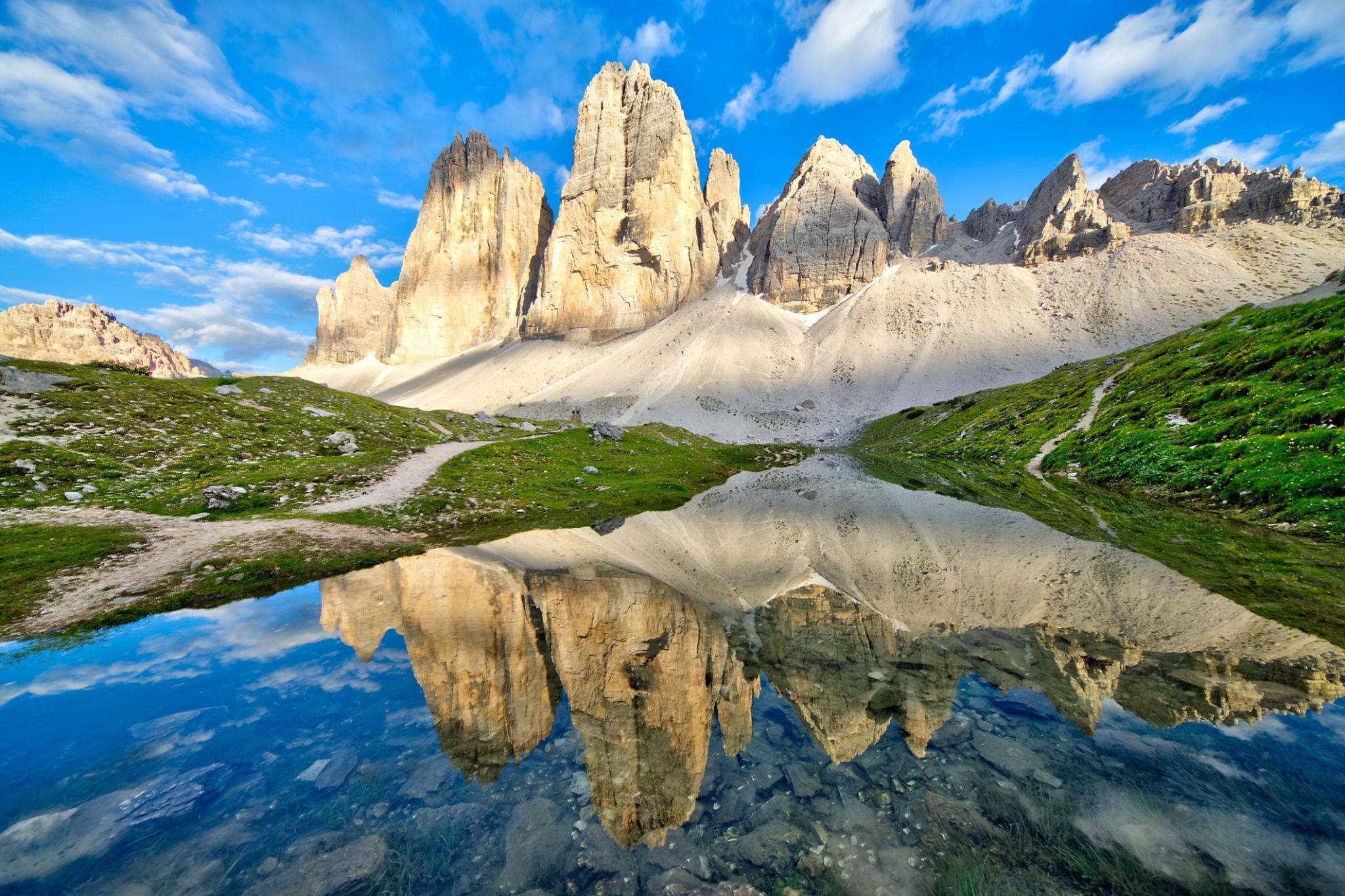 Dolomity a horské štíty odrážející se ve vodní hladině