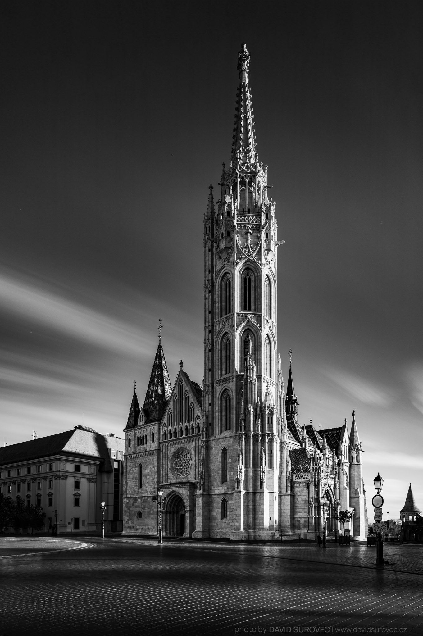 Matyášův chrám v Budapešti v černobílém provedení