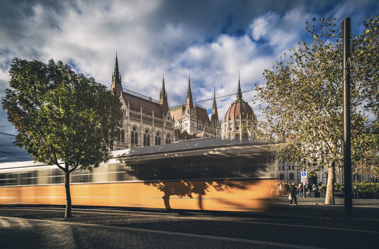 Večerní panorama Budapešti a Dunaje